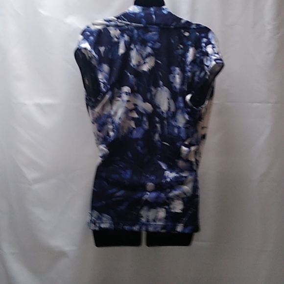 Vince Camuto  blue floral cap sleeve V-neck  top - Picture 5 of 5